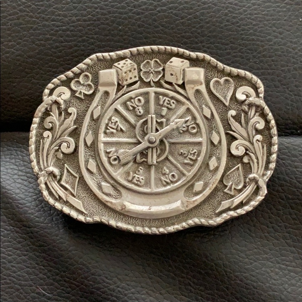 Belt buckle for the gambling type